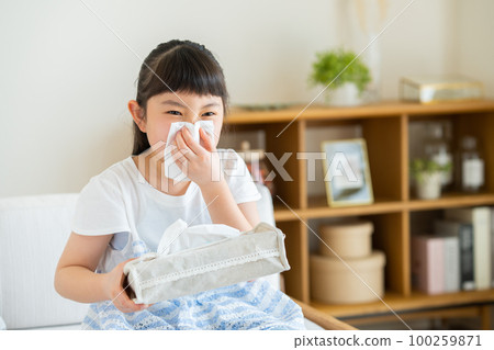 Elementary school girl with hay fever Elementary school girl with hay fever 100259871