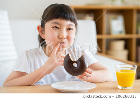 小學生吃甜甜圈 小學生吃甜甜圈 100260315