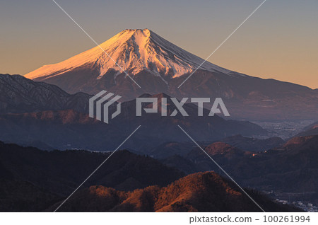 （山梨縣）黎明時的紅富士山 100261994