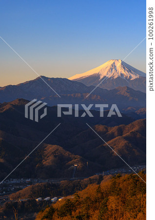 (山梨縣)黎明時的紅富士山 (山梨縣)黎明時的紅富士山 100261998