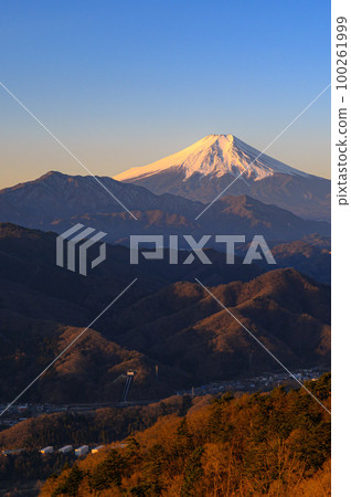 （山梨縣）黎明時的紅富士山 100261999