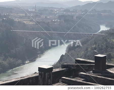Kiso River and red bridge seen from Naegi Castle observation deck Kiso River and red bridge seen from Naegi Castle observation deck 100262755