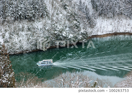 [Toyama Prefecture] A spectacular view of snow "Shogawakyo" and a sightseeing boat 100263753