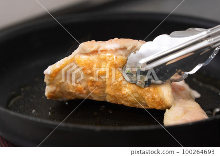 Hand of a man in his 40s cooking in the kitchen Hand of a man in his 40s cooking in the kitchen 100264693