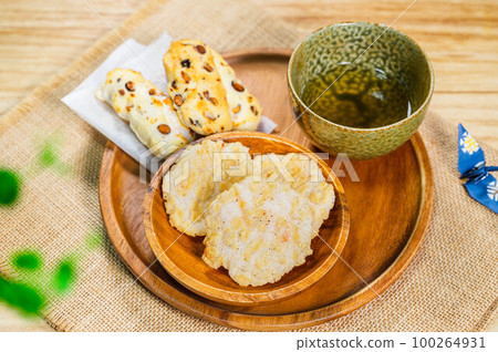 Tea time with Japanese confectionery Tea time with Japanese confectionery 100264931