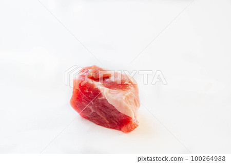 白色背景的豬肉塊 100264988