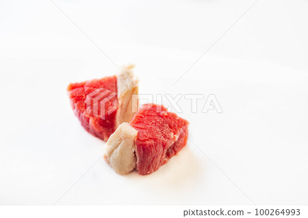 白色背景中的牛肉丁 白色背景中的牛肉丁 100264993