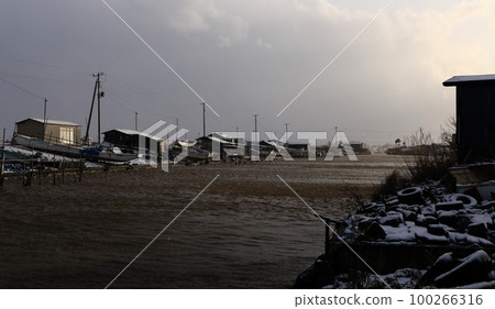 Boat berths in waterways that can withstand harsh winters 100266316