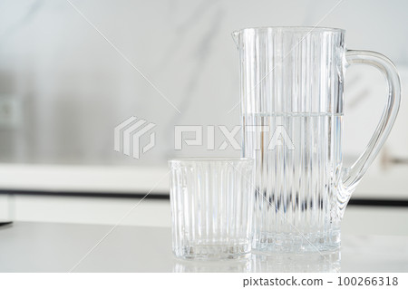 A carafe of water 100266318