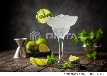Cocktail margarita with lime 100266342