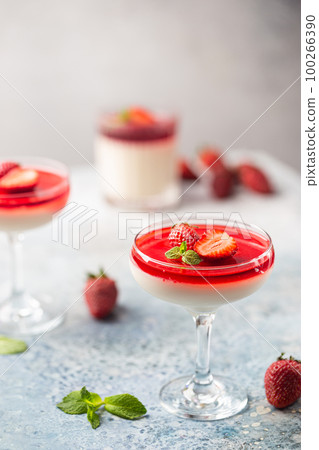 panna cotta dessert panna cotta dessert 100266390