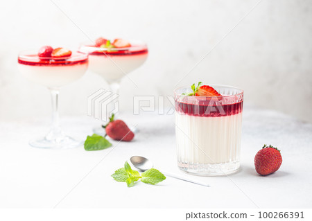 panna cotta dessert panna cotta dessert 100266391