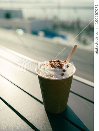 [Cafe] 咖啡拿鐵配鮮白奶油 100267071