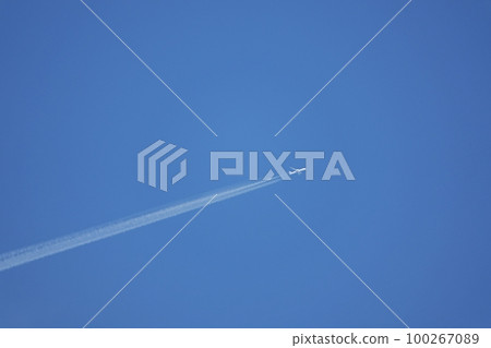 Jets and contrails flying between clouds Clouds / Telephoto / 210721PM 100267089