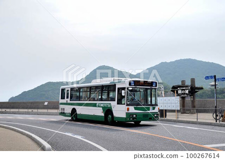 A route bus that runs through Tomonoura, a scenic spot on the Seto Inland Sea. 100267614