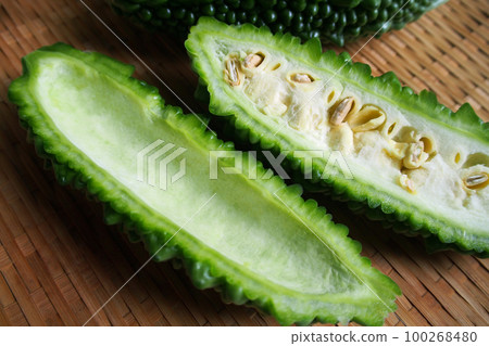 Cut bitter gourd 100268480