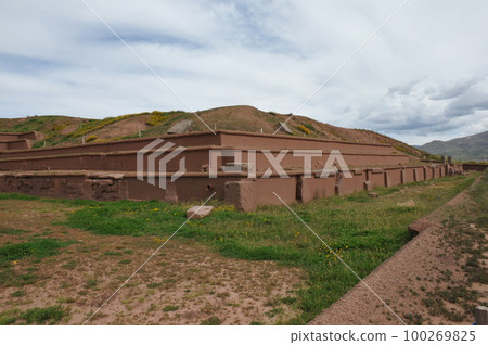 bolivia, tiwanaku, tiwanaku ruins, pyramids of acapana bolivia, tiwanaku, tiwanaku ruins, pyramids of acapana 100269825