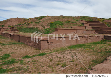 bolivia, tiwanaku, tiwanaku ruins, pyramids of acapana bolivia, tiwanaku, tiwanaku ruins, pyramids of acapana 100269827