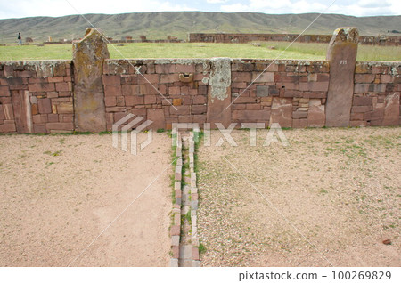 bolivia, tiwanaku, tiwanaku ruins, wall of kalasasaya bolivia, tiwanaku, tiwanaku ruins, wall of kalasasaya 100269829