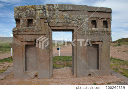 bolivia, tiwanaku, tiwanaku ruins, kalasasaya, sun gate bolivia, tiwanaku, tiwanaku ruins, kalasasaya, sun gate 100269839
