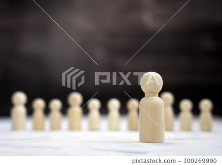Team leader mockup, copy space. Leadership, winning, boss. Winner and defeated. Wooden figure on cube,leading a business team group of people concept 100269990