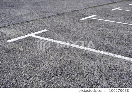 Parking lines on the asphalt 100270088