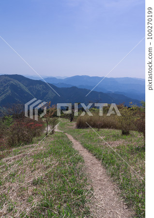 奈良縣御所市釧路春季大和葛城山的葛城高原和山間小道 100270199
