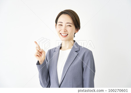 Business woman pointing to the left White background 100270601