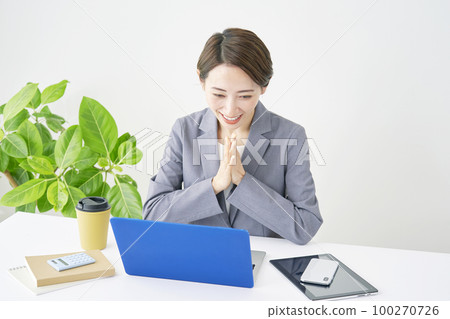 Business woman happy to see a laptop 100270726