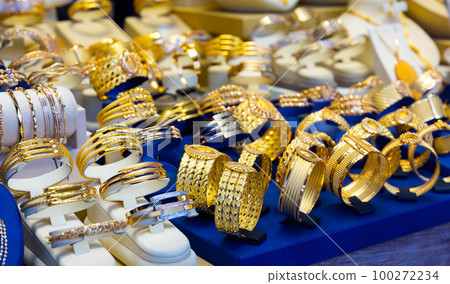 Display window with expencive gold jewelry 100272234