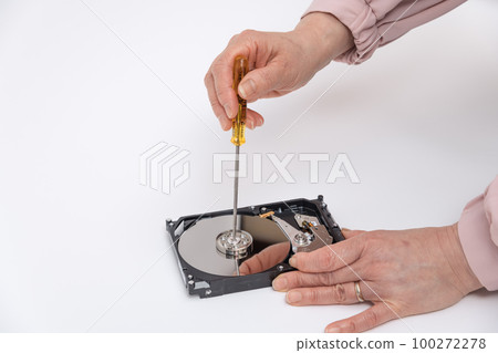 [女人用螺絲刀拆卸硬盤] 100272278