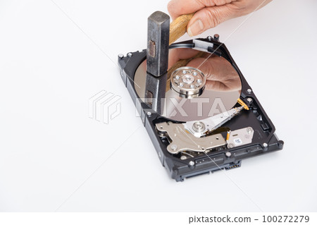 [女人用錘子砸硬盤] 100272279