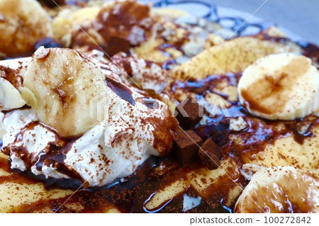 Banana chocolate crepe 100272842
