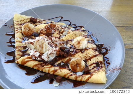 Banana chocolate crepe 100272843