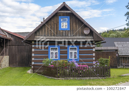 Old wooden houses in village Osturna, Spiska magura region, Slovakia 100272847
