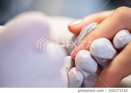 Maintaining the principles of hygiene in the beauty salon. 100273191