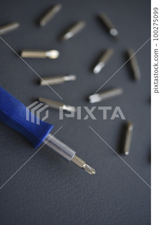 Replaceable nozzles for a screwdriver. Blue screwdriver with attachments. Replaceable nozzles for a screwdriver. Blue screwdriver with attachments. 100275099