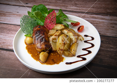 Recipe for boneless rolled chicken leg with potatoes and molasses-flavoured mache salad Recipe for boneless rolled chicken leg with potatoes and molasses-flavoured mache salad 100277277