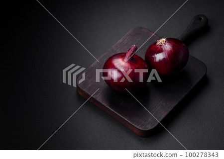 Fresh raw red onion on dark textured concrete background 100278343