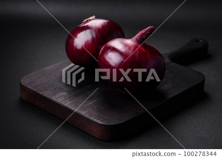 Fresh raw red onion on dark textured concrete background 100278344