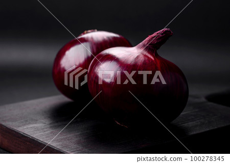 Fresh raw red onion on dark textured concrete background 100278345