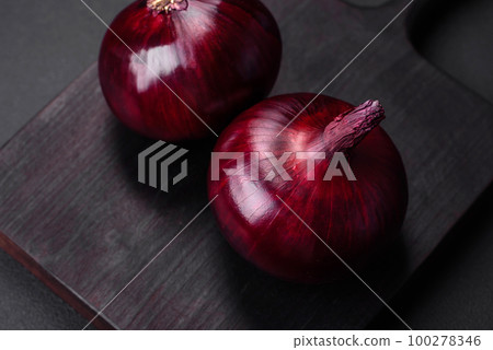 Fresh raw red onion on dark textured concrete background 100278346