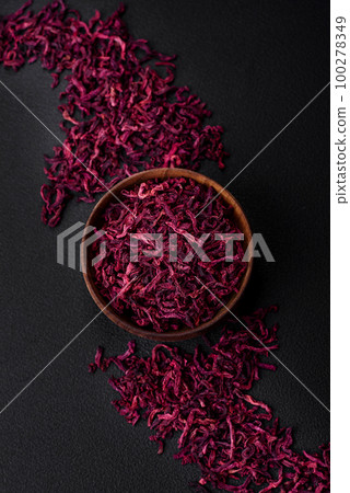 Fresh raw red onion on dark textured concrete background 100278349