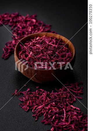 Fresh raw red onion on dark textured concrete background 100278350