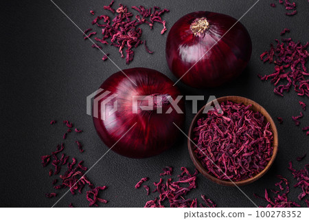 Fresh raw red onion on dark textured concrete background 100278352