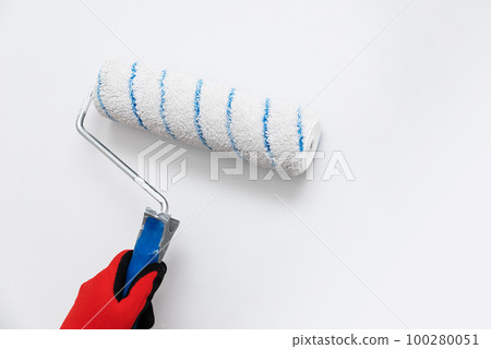 Close up of painter, roller painting 100280051