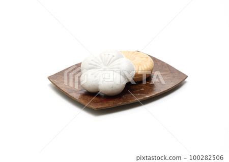 Monaka placed on a plate with a white background 100282506