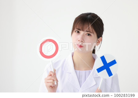一臉苦惱的白大褂女人端著一盤〇和X 1 一臉苦惱的白大褂女人端著一盤〇和X 1 100283199