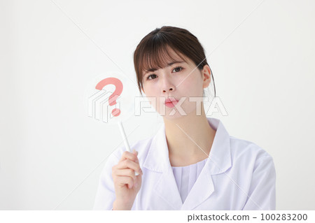 一位身穿白色外套、佩戴 Hatena 盤子的年輕女子 1 一位身穿白色外套、佩戴 Hatena 盤子的年輕女子 1 100283200