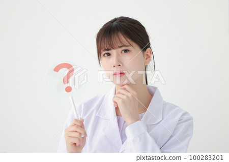 A young woman in a white coat holding a Hatena plate and putting her hand on her chin 1 A young woman in a white coat holding a Hatena plate and putting her hand on her chin 1 100283201